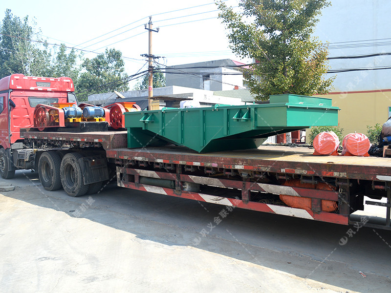 兩臺(tái)小型對輥破碎機(jī)和直線振動(dòng)篩發(fā)往江蘇南通處理硅石