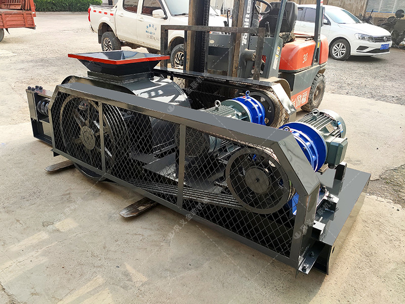 2PG400x400小型對輥破碎機發(fā)往福建泉州破碎瓜子石