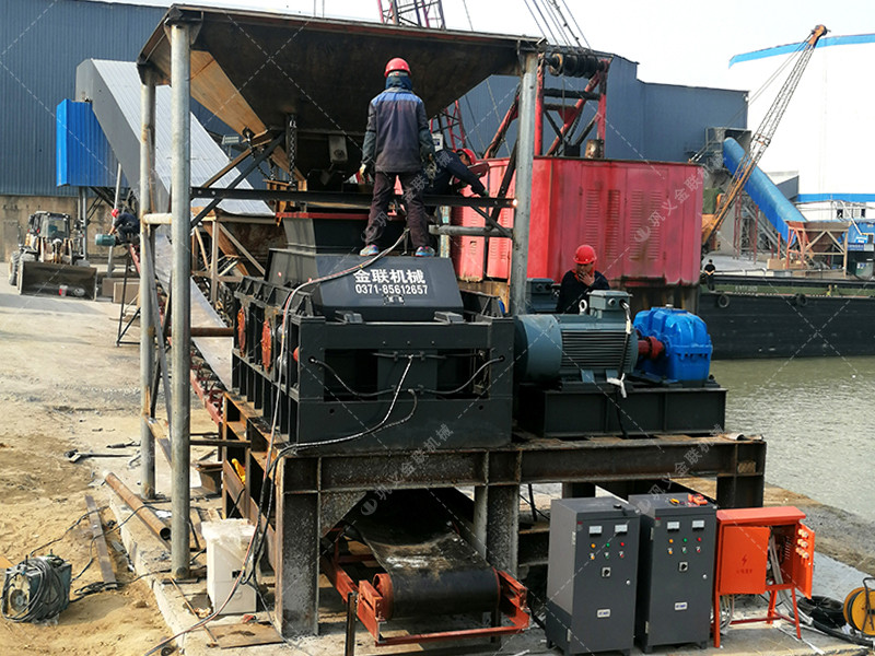 大型連軸式對(duì)輥破碎機(jī)安裝現(xiàn)場(chǎng)