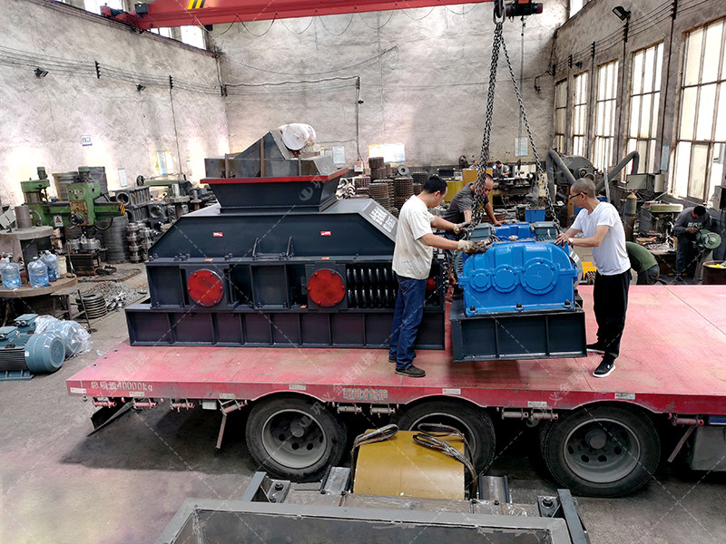 2PG1000×700連軸對(duì)輥破碎機(jī)發(fā)貨現(xiàn)場(chǎng)圖片_發(fā)往廣東_玄武巖制砂