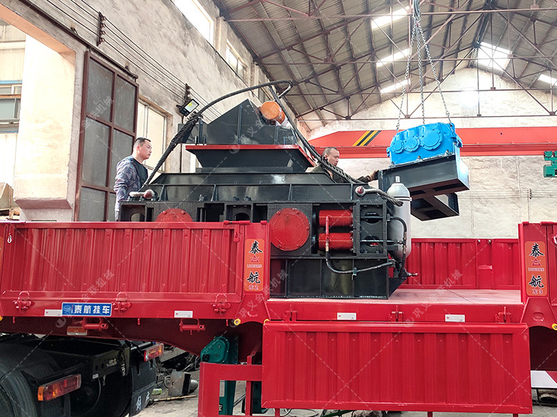 1000x700液壓對輥破碎機發(fā)貨 發(fā)往非洲肯尼亞蒙巴薩